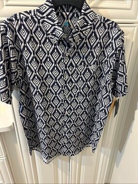 Aventura Navy & White Geometric Short-Sleeve Button-Down Shirt